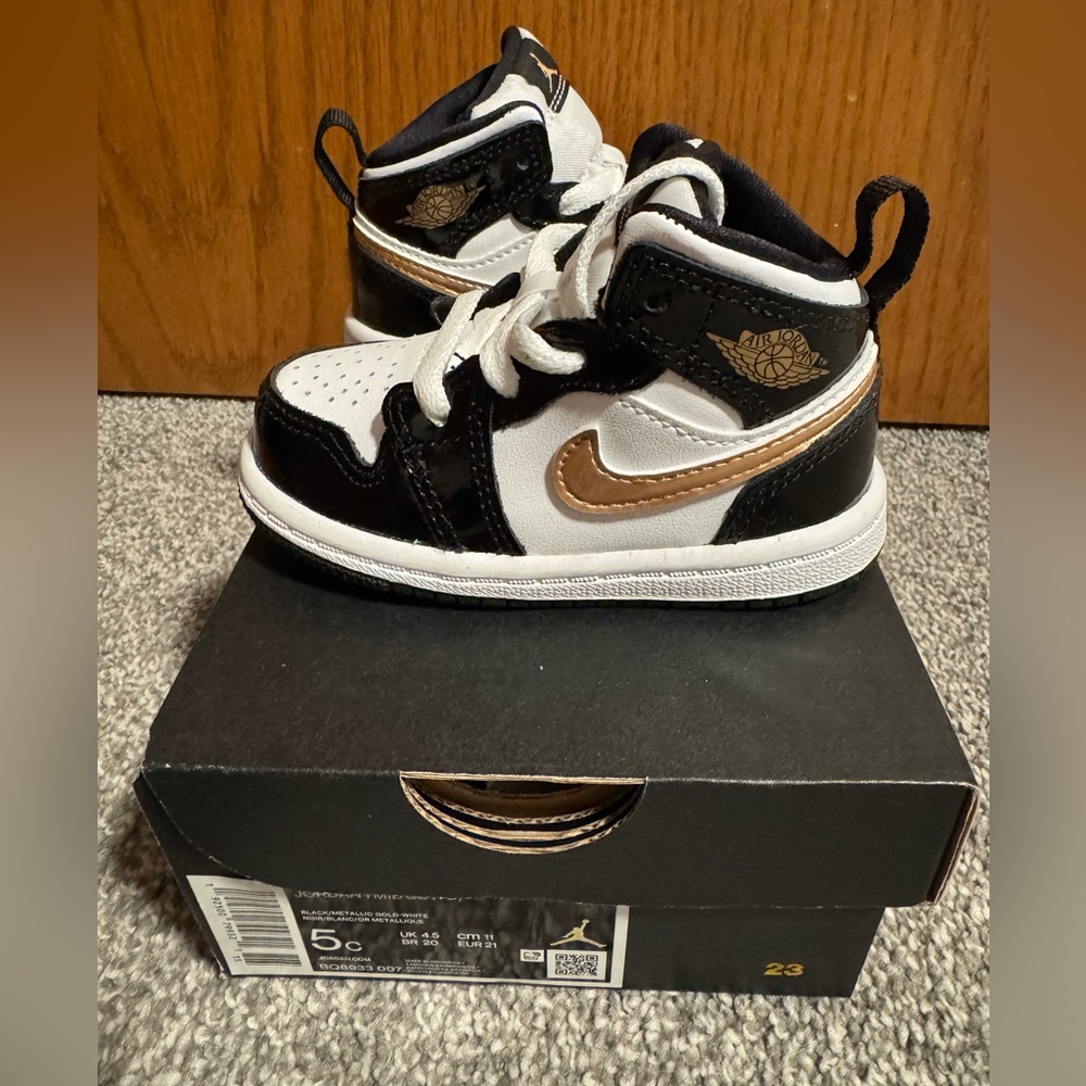 Nike Jordan 1 Mid SE Black White Gold